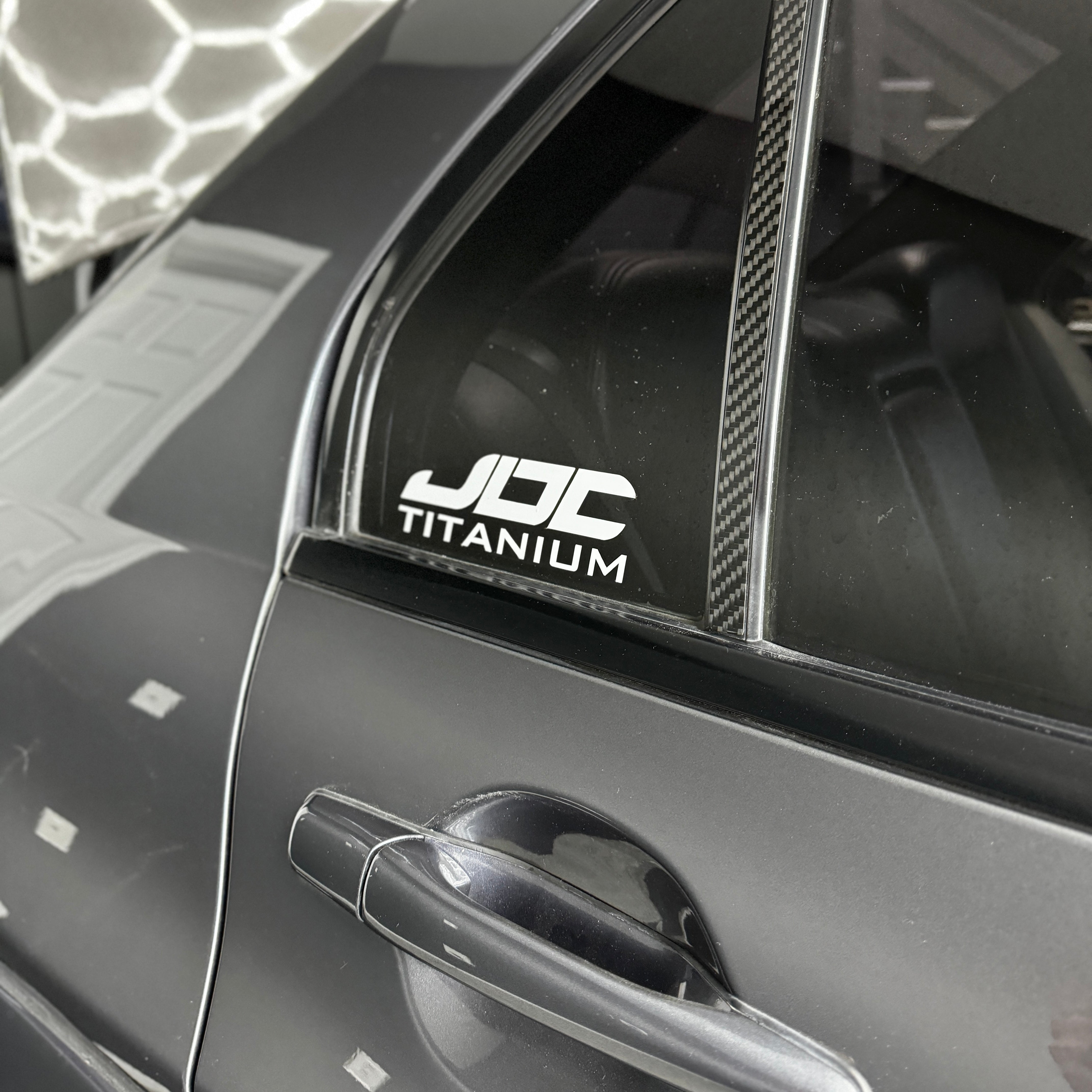 Logotipo de vinilo de titanio JDC