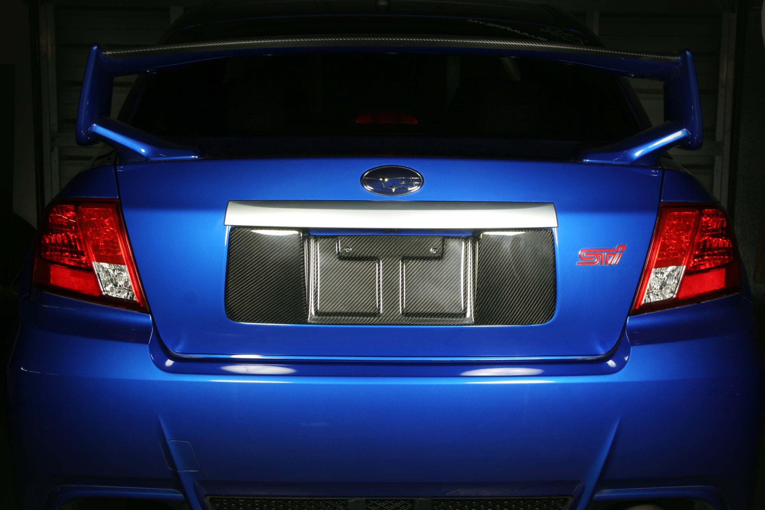 Marco de matrícula de fibra de carbono APR (Subaru WRX/STI Sedán 2008-2014)