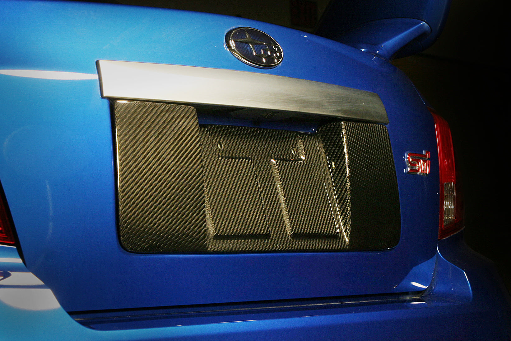 Marco de matrícula de fibra de carbono APR (Subaru WRX/STI Sedán 2008-2014)
