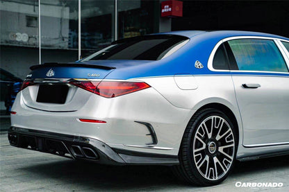 Mercedes Benz S Maybach W223 4Matic Sedán Carbonado 2021-UP 2021-UP Estilo MSY Borde trasero de fibra de carbono seco con luz LED y puntas de escape