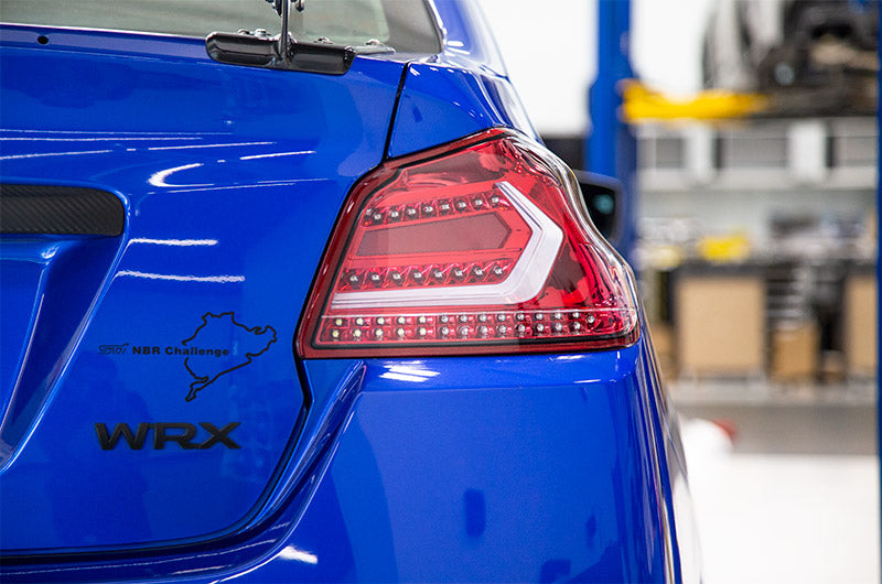 Luces traseras OLM Evolution - Lente transparente, base roja, barra blanca - Subaru WRX/STI 2015-2021