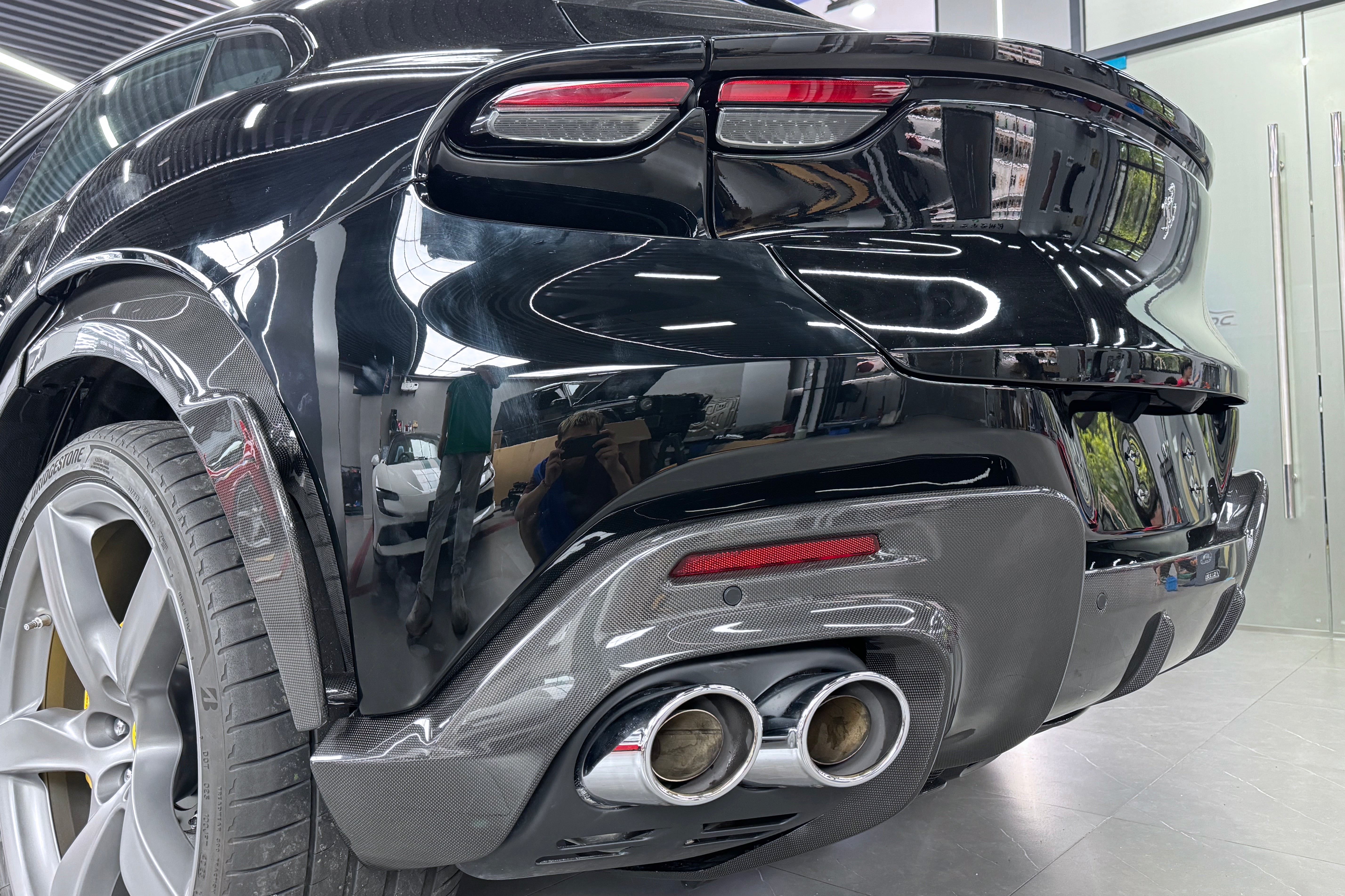 Carbonado 2023-2025 Ferrari Purosangue FUV Type F175 OEM Style Dry Carbon Fiber Rear Diffuser