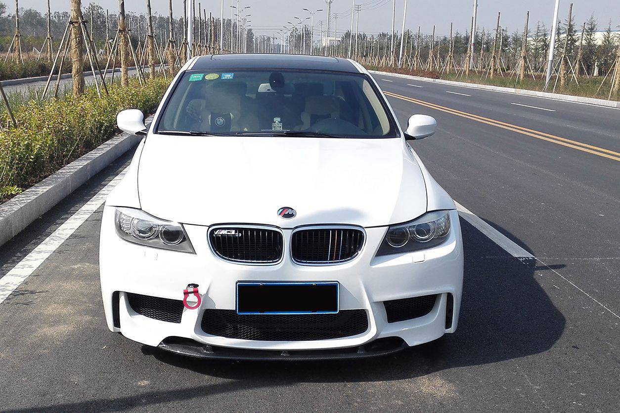 Carbonado 2008-2012 BMW 3 Series E90 1M Style Front Bumper with Lip Splitter