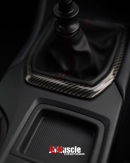 Reemplazo de moldura de palanca de cambios de fibra de carbono JDMuscle MT (Subaru WRX 2022-2025)