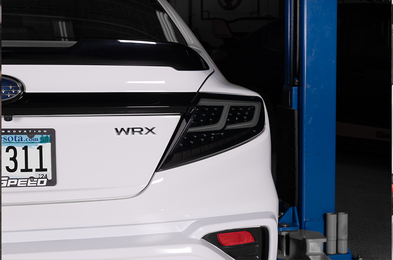 Luces traseras LED OLM Spec-AR (lente ahumada/base negra/barra blanca) - WRX 2022+