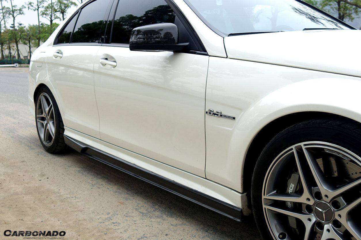Faldones laterales de fibra de carbono para Mercedes Benz W204 C63 AMG Sedán (2008-2014)