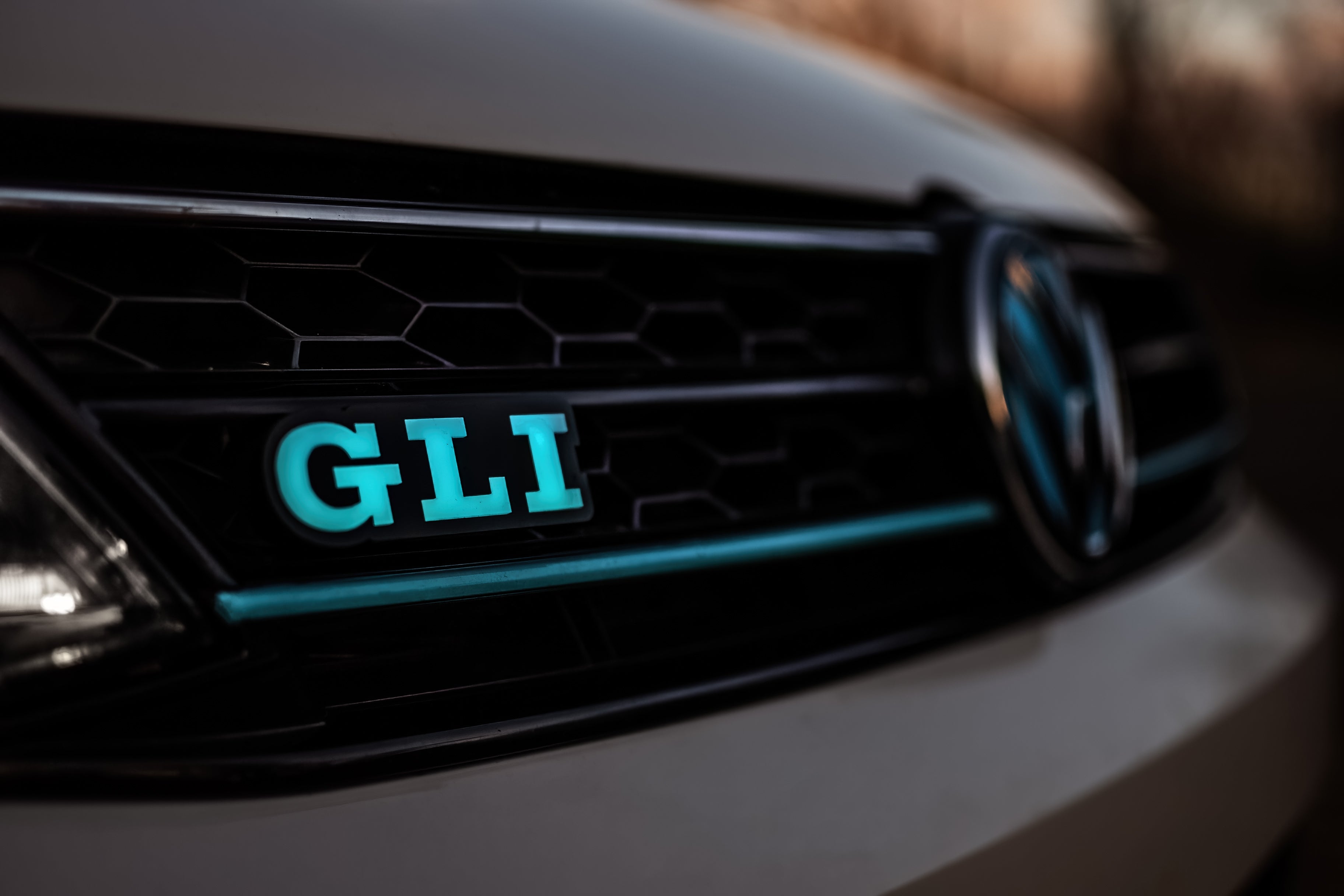 Insignia GLI con logotipos iluminados 