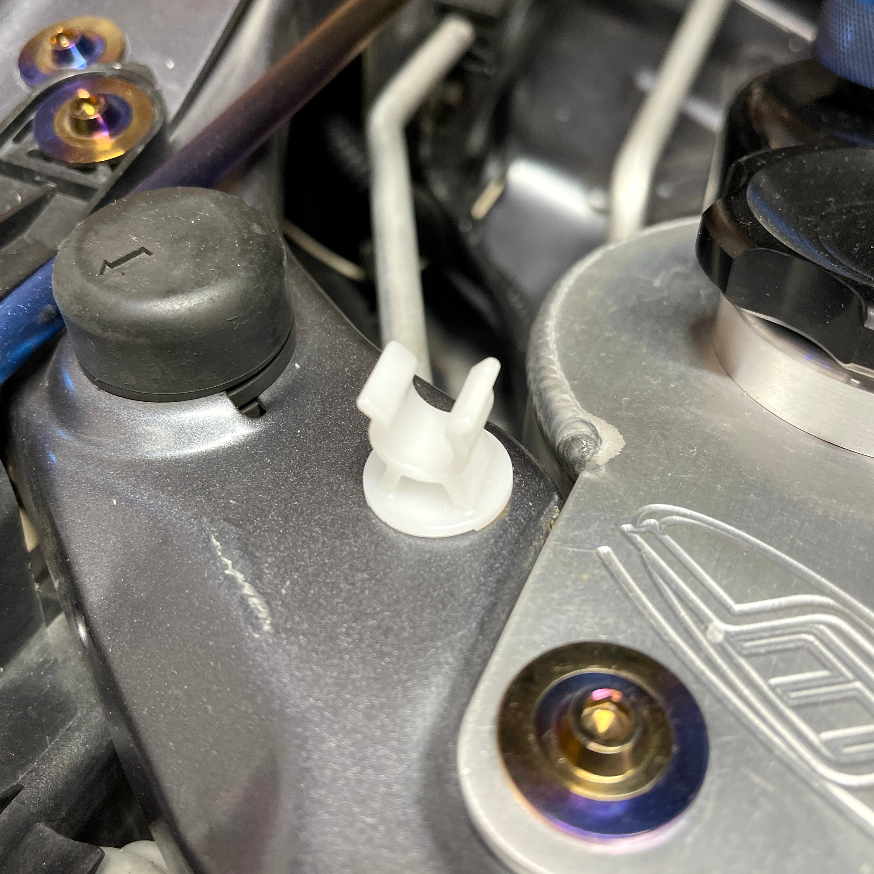 Mitsubishi Hood Prop Locking Clip (Evo 7/8/9)