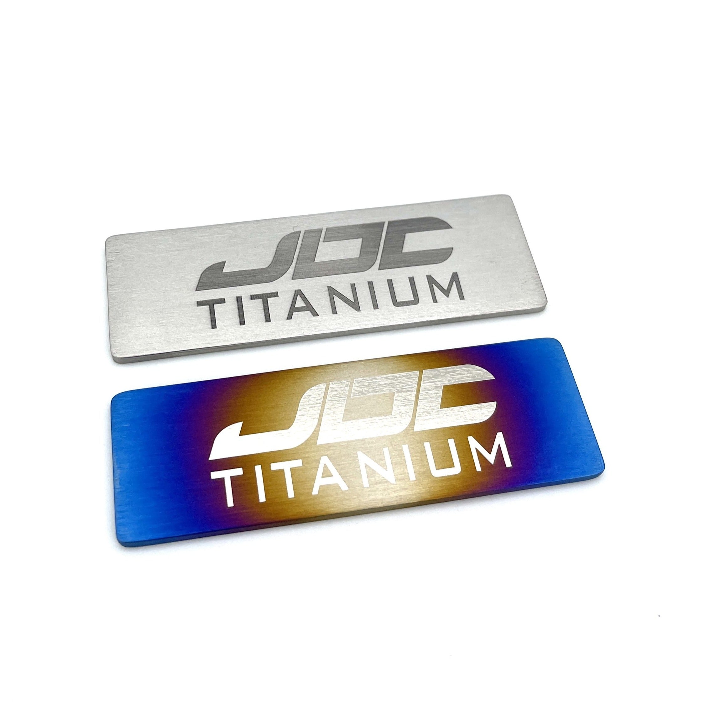 Insignia de titanio JDC | 75 mm x 25 mm (universal)
