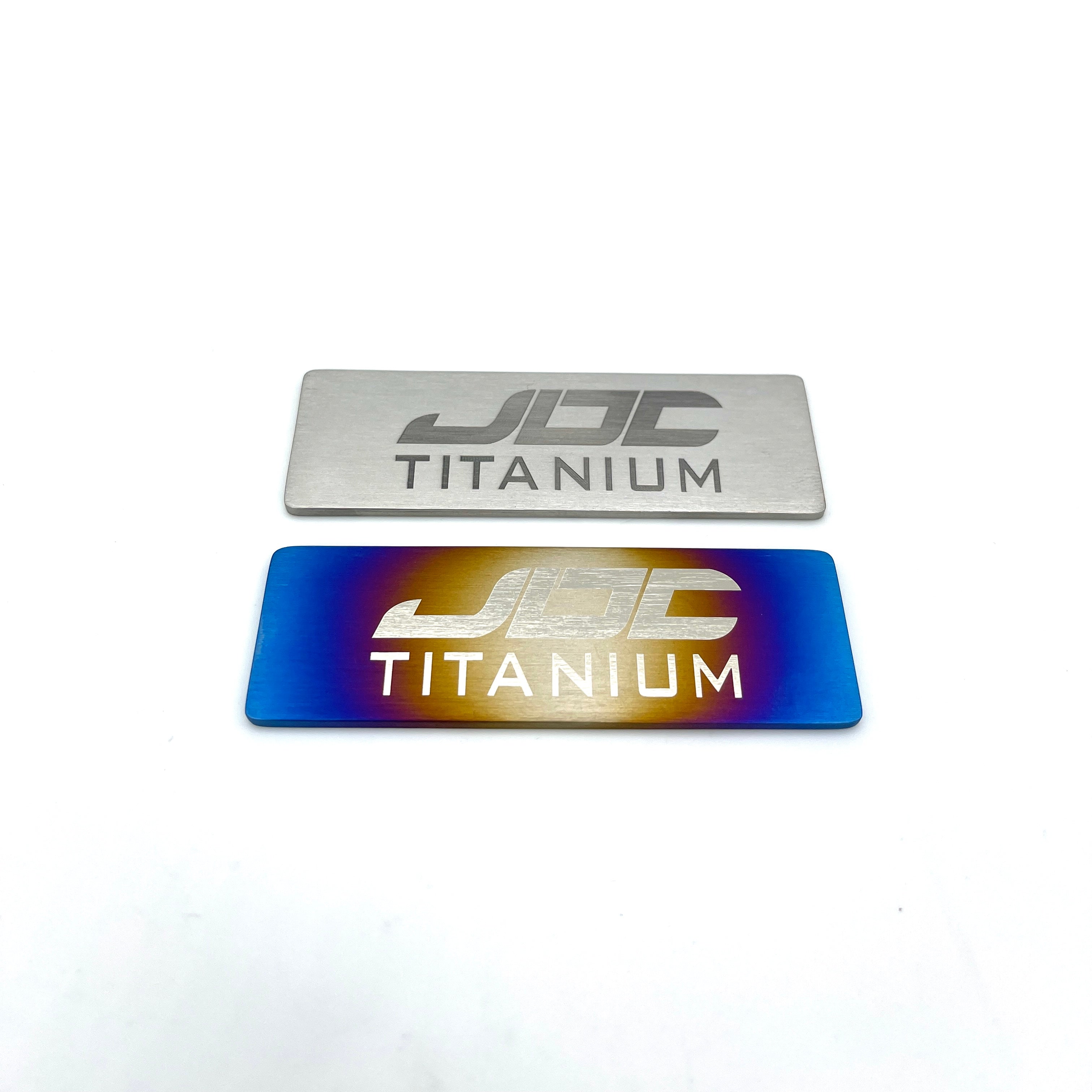 Insignia de titanio JDC | 75 mm x 25 mm (universal)