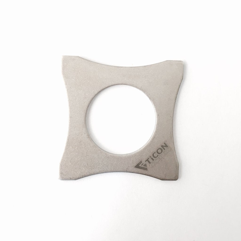 Soporte de titanio Ticon para tapón de sensor de O2 M18 - 1,5 mm/.059" de grosor